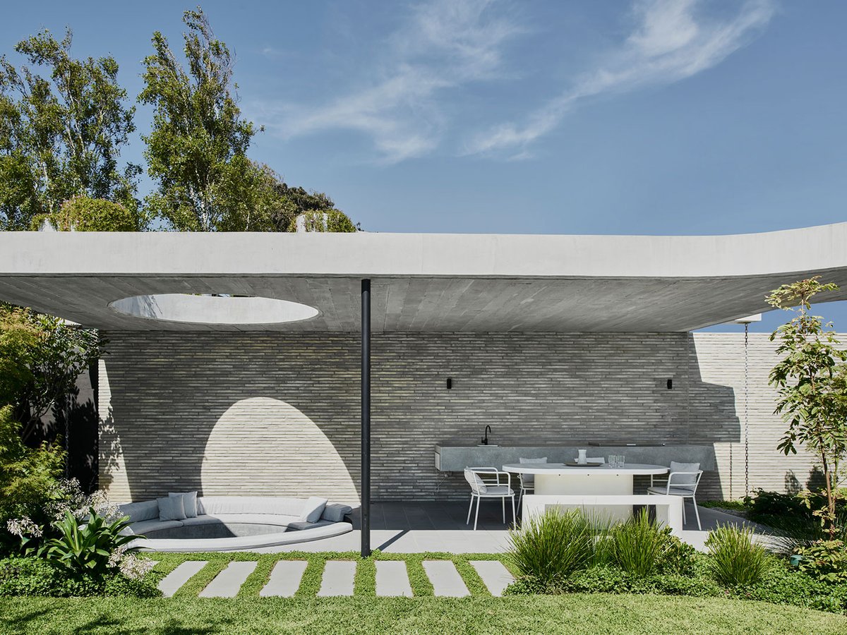 Normanby House, in all its finest ✨

#Architecture: Pleysier Perkins
#HouseConstruction: TCon
#LandscapeDesign: Eckersley Garden Architecture
#LandscapeConstruction: Signature Landscapes
#Pavers: Anston Granite Range Atlas