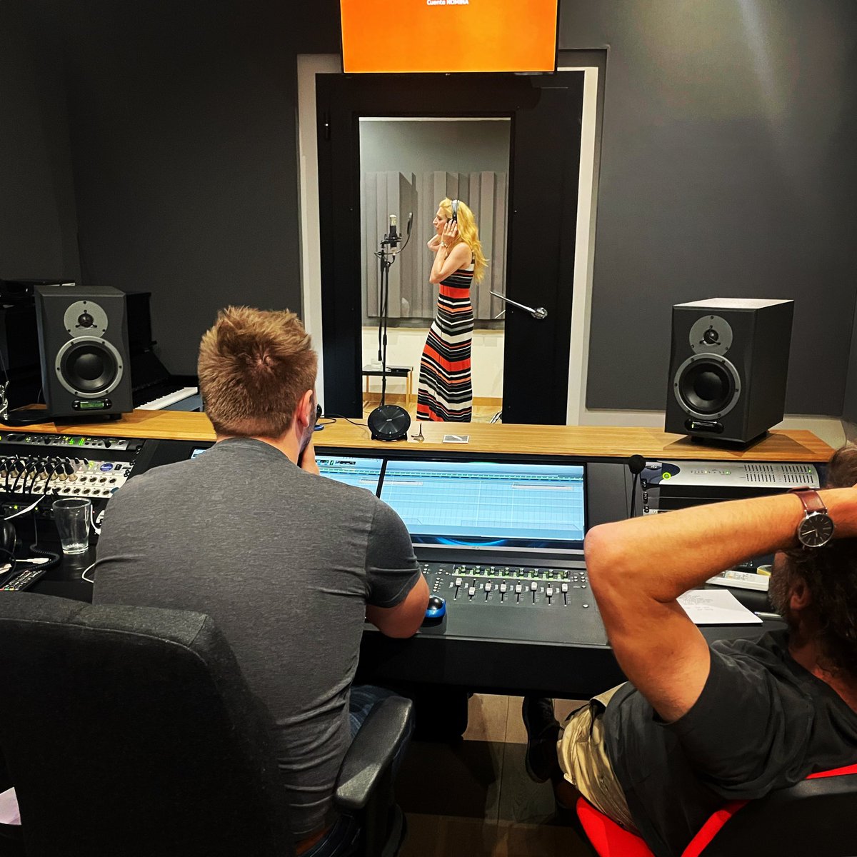 torisparks's tweet image. Surprise recording session with Toni M. Mir and the wonderful team at Trafalgar13 Music House. 🤘🏽🔥 Always a pleasure! And these guys never stop churning out cool projects. 😎

#musiclife #inthestudio #sessionwork #recording #máscañera #lovemyjob