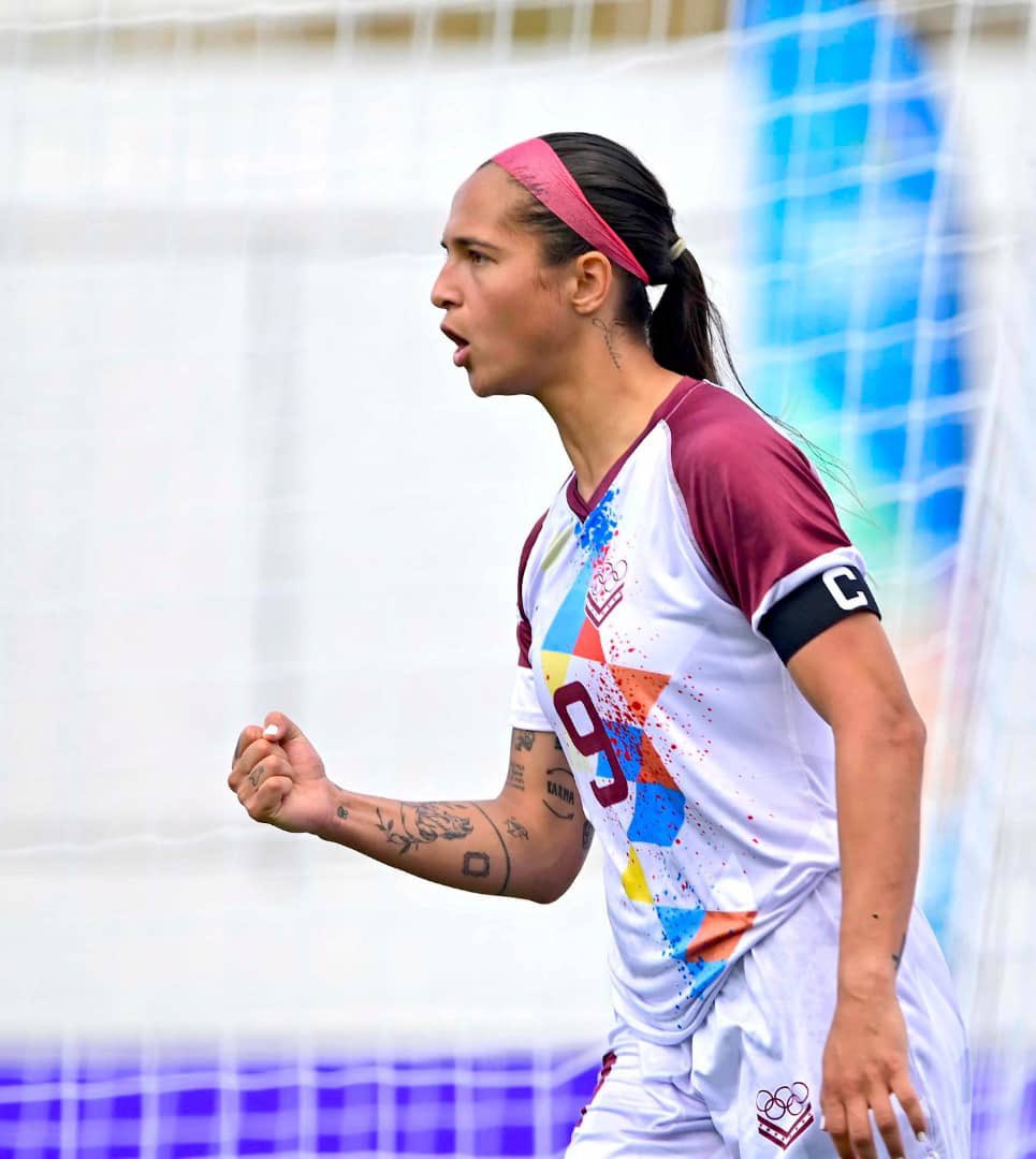 Hay que hablar de la capitana de la Vinotino, Deyna Castellanos. 

Lleva 5 goles en 4 partidos y tiene a la Vinotinto en la final de los Juegos Centroamericanos y del Caribe. 

También es de alabar su liderazgo fuera de la cancha. Reclamó por las malas condiciones en los