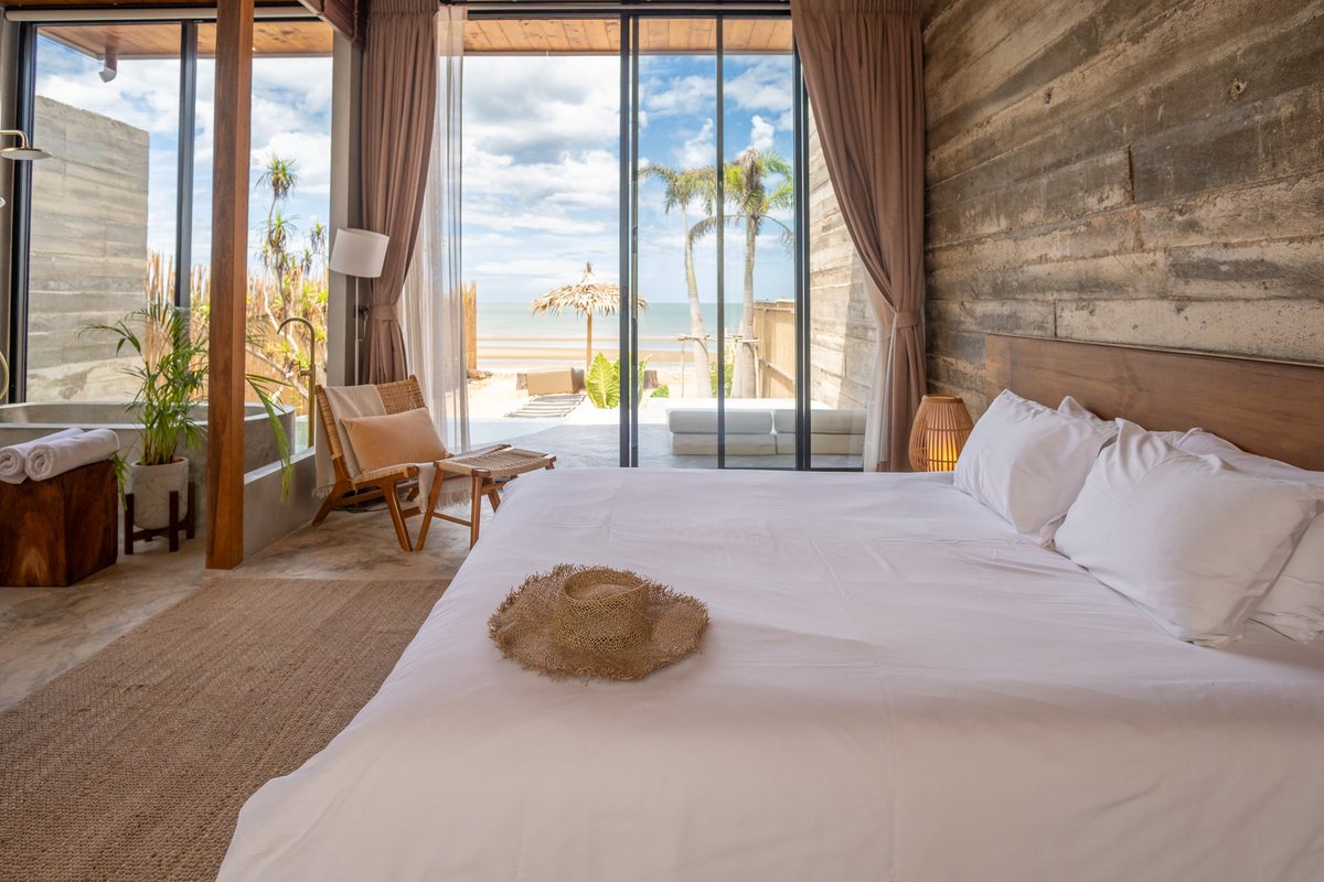 anapaht_'s tweet image. Demi III #รีวิวปราณบุรี ที่พักสวยวิวทะเลทุกห้อง มีห้องพักแค่4 ห้องเอง Sun Moon Sea Star เราพักห้องSun แสงปังสมชื่อเขา เดินจากเตียงลงเล่นสระน้ำของห้อง เดินลงทะเล ถ่ายรูปไม่พัก อาหารเช้าเสิร์ฟ ญี่ปุ่นเซ็ทจุกๆ #รีวิวที่พัก #maiubaan