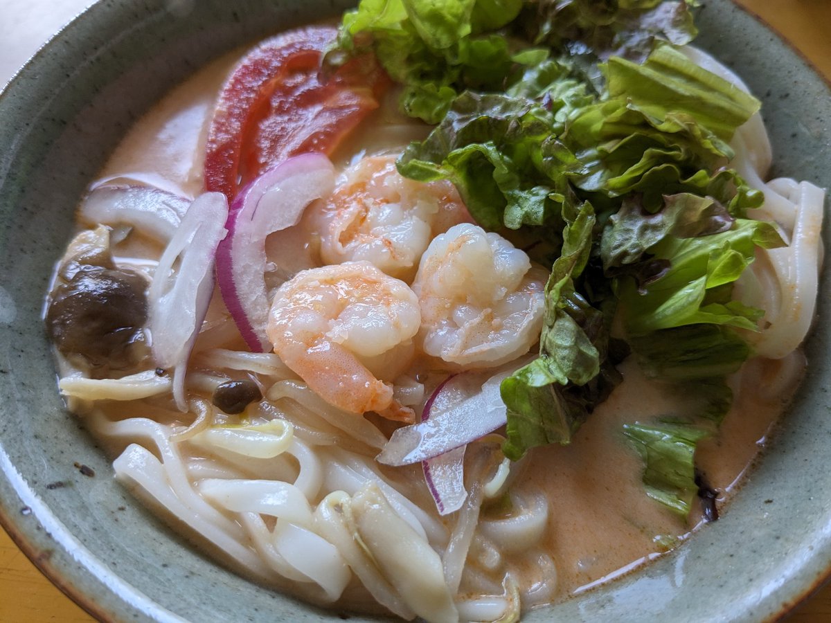 r_rakthai's tweet photo. 今日のお昼は、セブンイレブンの冷製トムヤム��ードルとヤムウンセン。
タイでは食べたことのない味。
コンビニ食だけど、タイのセラドン食器に盛ってみました～。 https://t.co/Hnvt0QjzXc