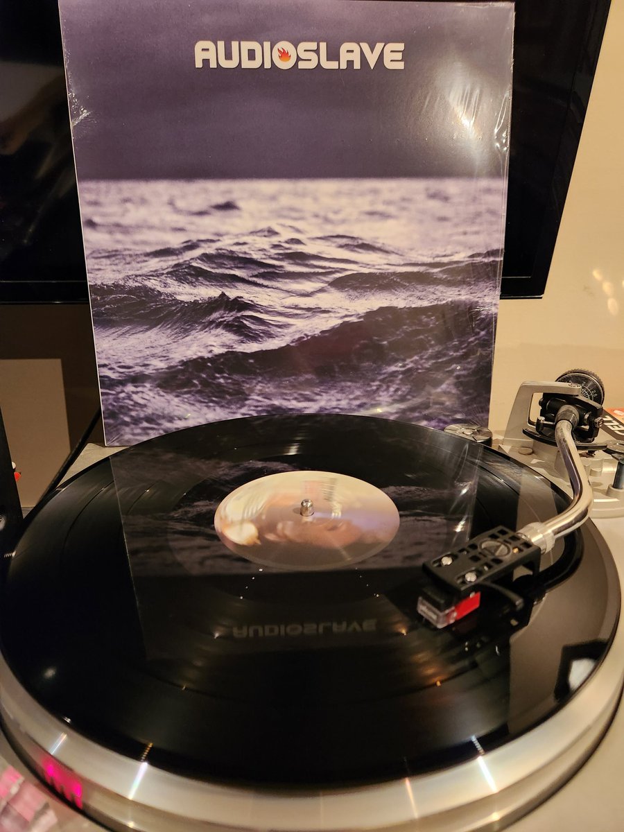SpinVinyl1's tweet photo. Audioslave's second album saw the supergroup come more into their own sound and had big hits like Be Yourself, Doesn't Remind Me and other great songs like the title track and Your Time Will Come.
#Audioslave #OutOfExile #DoesntRemindMe #HeavensDead #vinylrecords https://t.co/gQEGjdtuwP