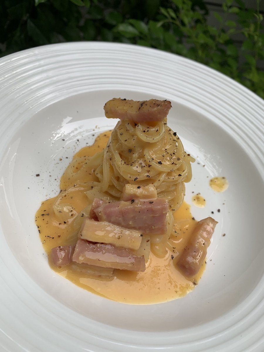 本格カルボナーラLesson🥰
今日は、生クリームを使わないお店に出てくるカルボナーラを生徒さんと作りました♪
チーズ、卵、肉が特別なの食材を使って作っているので、とても美味しいですよ💕
皆様是非cooking studioソッリーソまでお越しください！
お待ちしております♪
TEL
09012739663