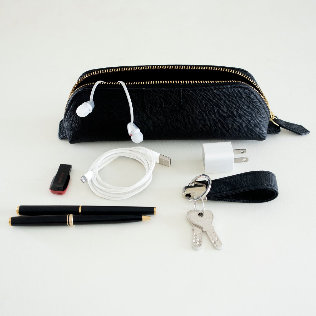 Organize your pencils in style with this chic and convenient pencil pouch

Pencil pouch
atelierneorah.com/products/pen-p…

#atelierneorah #pencilpouch #comfortablepouch #accessory #packandtravel #leathermade #pencilcase #artsupplies #artisticorganisation #artonthego #artisticessentials