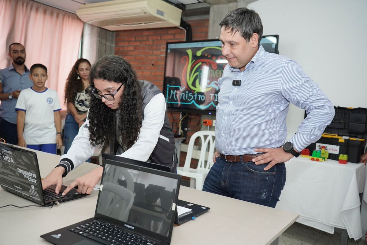 ¡Seguimos fortaleciendo la educación digital de nuestros niños, niñas y jóvenes del país! En Pereira hice entrega de 1.700 equipos y 25 laboratorios de innovación para 60 instituciones educativas para todos los municipios de Risaralda. En total se beneficiarán 17.546 estudiantes