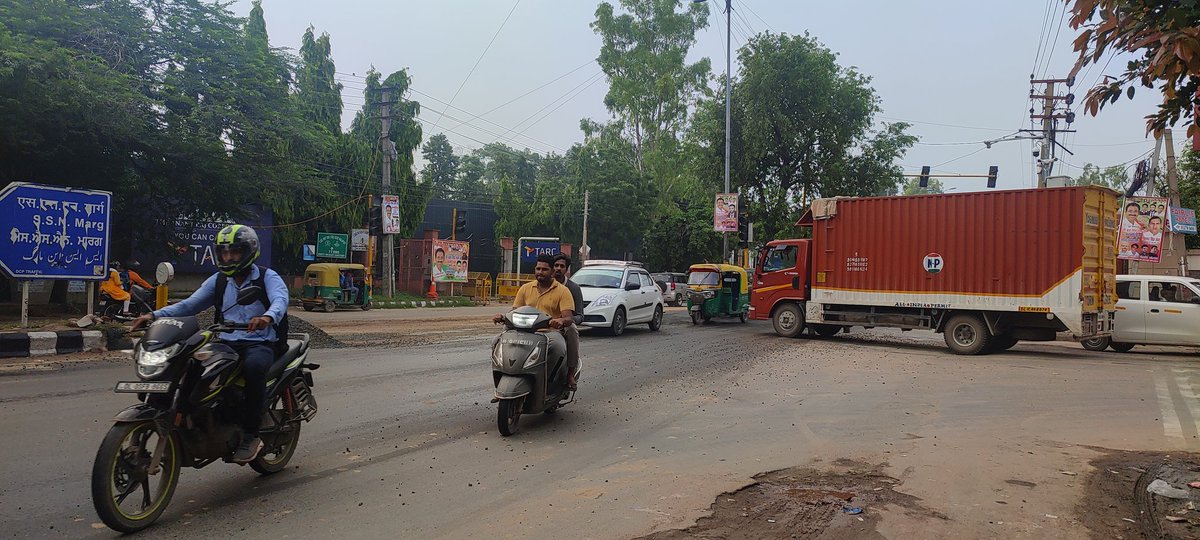 PathaanBoyz's tweet photo. @dtptraffic 
There is traffic signal down from last 20 days, at crossing of bandh road, Chandanhola, Chhatarpur. Please do the needful. Thanks https://t.co/fJ6UTOihal