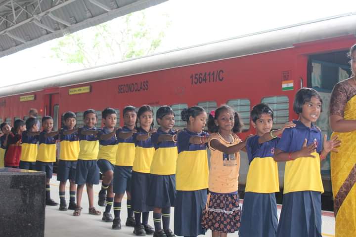 balamoneesh's tweet photo. Train is not only a Transport,
It's an Emotion 😇

School kids visited the New
#Bodinayakkanur 
 Railway Station with Excitement.😍
#IndianRailways #SouthernRailways #Tamilnadu #TRAIN #IRCTC @TrainUsers @GMSRailway #Children #Love #Theni #Madurai #trains
#VandeBharatExpress https://t.co/EBkrS0CdJN