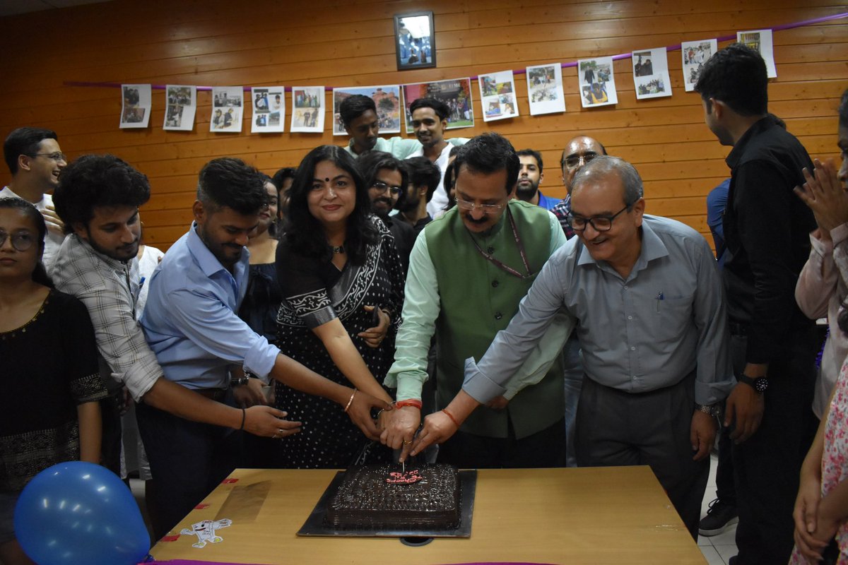 Surbhithescribe's tweet photo. Set your goals high and always dream big. Because you are only as big as the dreams you dare to live. Happy Farewell EJ 22-23. God be with you till we meet again.@IIMC_India @ProfSanjay_IIMC https://t.co/QieqSa0VnI