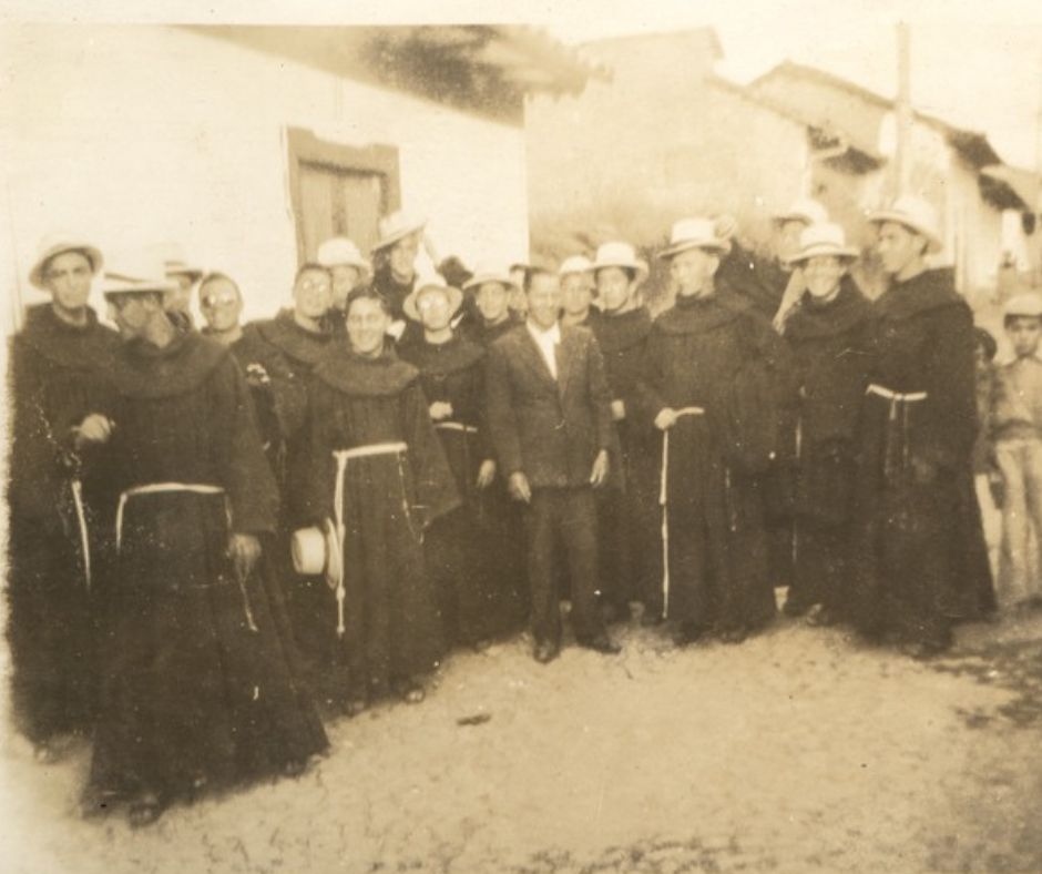 HablemosDeQuito's tweet photo. el encargo cruzó el Atlántico para desembarcar en el Caribe, luego viajó en buque y a lomo de mula hasta los Andes. La cebada fue sembrada en los huertos del convento de San Francisco, donde 🪡 (3/4) https://t.co/4NazUf4d8K