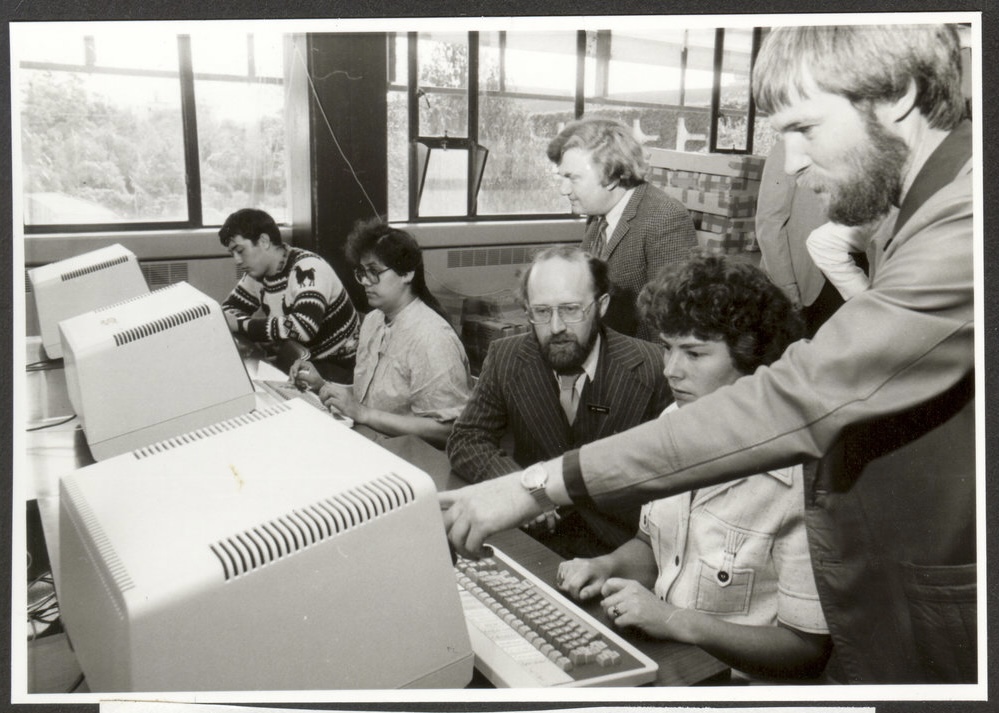 Us scrambling to get on #Threads yesterday feels like 1984 when we got our new library catalogue computers.