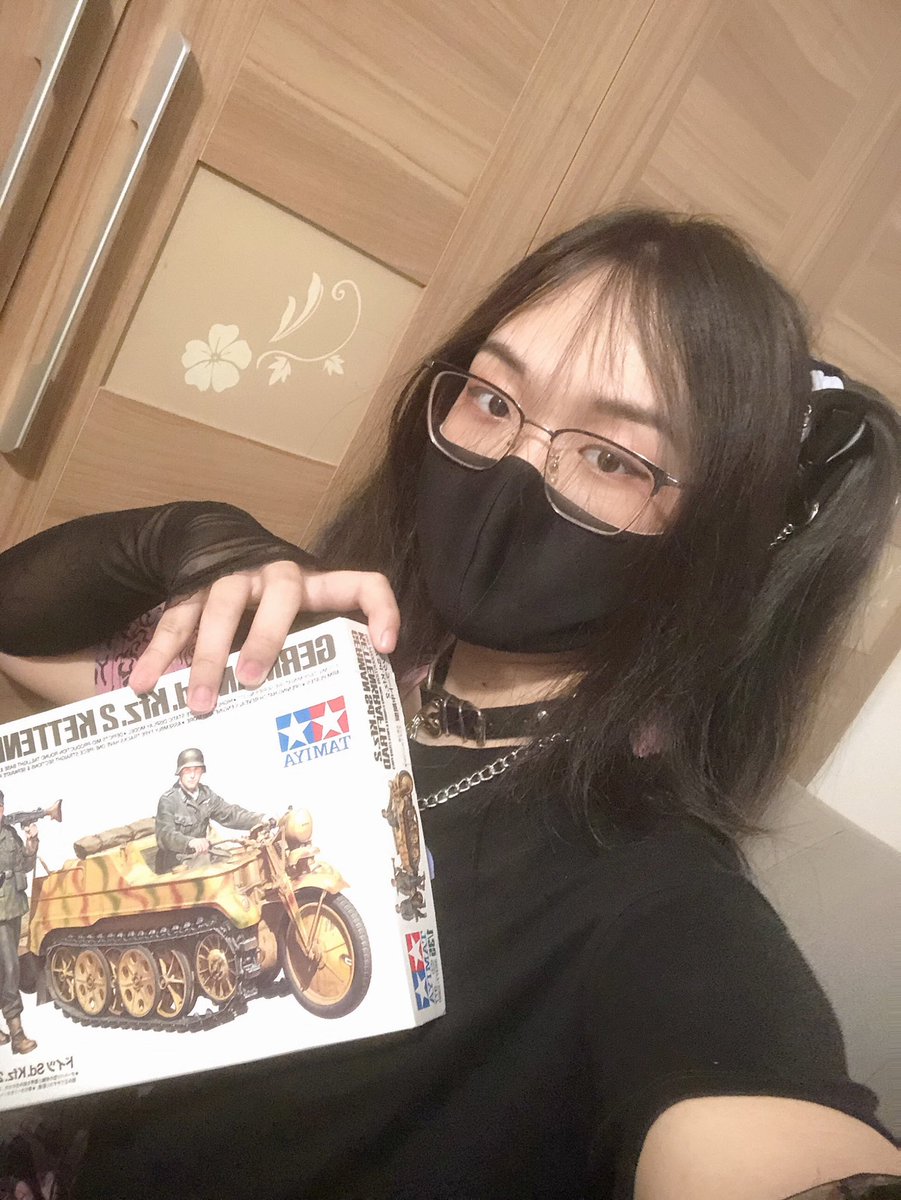 呜呼~打扮成美少女成功白嫖到模型一盒~
看来长了个大屁股还是有用的嘛~