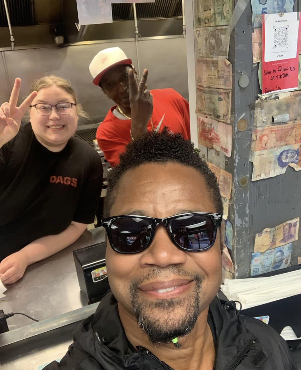 TheWienerCircle's tweet image. Cuba Gooding in the house, he’d never heard of us, just wanted a hot dog. Favorite role of his? Tre from boyz n the hood