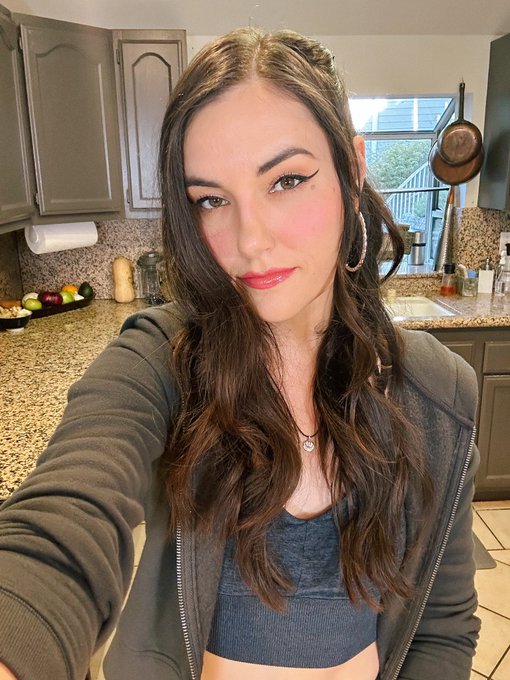 Going live w Secret Sauce &amp; games after 👉 twitch tv / sashagrey https://t.co/jzTsv2RU6Y<a href="/tag/vivamexico"class="tags"><span>#vivamexico</span></a>