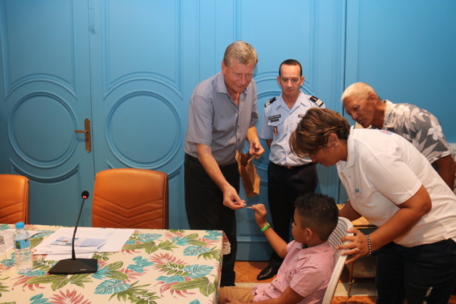 15 pupilles orphelins de sapeurs-pompiers en séjour en Polynésie française jusqu’au 10 juillet, accueillis par M. Éric SPITZ. Attentif  à leur parcours, le <a href="/HC_Polynesie987/">Haut-commissariat en Polynésie française</a>
leur a souhaité la bienvenue au fenua, dans les familles polynésiennes désireuses de partager leur culture