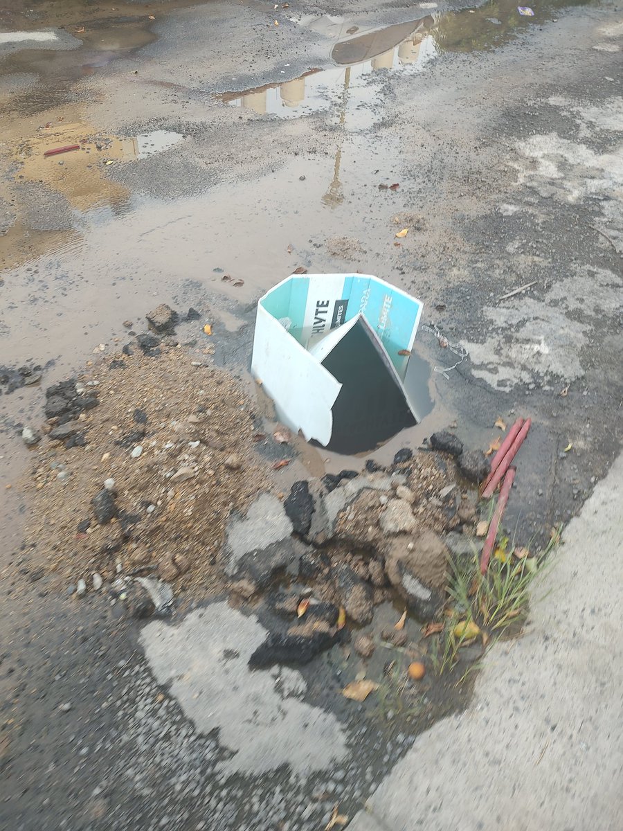 GPineda007's tweet photo. @siapagdl @Trafico_ZMG fuga en un socavón en V. San Juan de los Lagos entre V de Etzatlán y V de Arandas en col Jardines del Valle https://t.co/2px17yn8HL