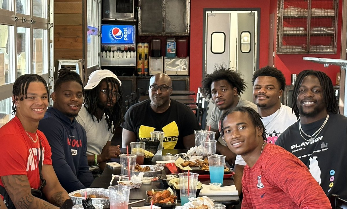 Breaking bread with the RB’s. You know what they say, "A team that eats dinner together... succeeds together" 
- Unknown 🐻🔽 <a href="/ATLWINGS_AZ/">ATL Wings</a>