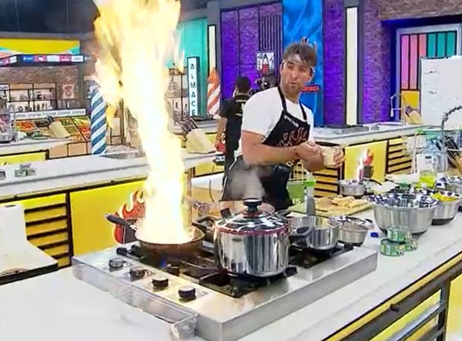ddae_vv's tweet photo. no supero que Pavón haya echo todo eso fuego por freír un HUVEO FRITO JAJSJJSAJSK 

#ElGranChefFamosos https://t.co/dzuEQNZEq6