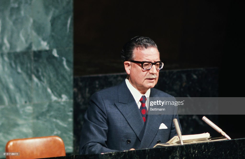 "Hay jóvenes viejos y viejos jóvenes y en estos me ubico yo. 
Esos jóvenes viejos no se preguntan cuantas viviendas faltan en nuestros países y a veces ni en su propio país"
SALVADOR ALLENDE     MEXICO     Diciembre de 1972