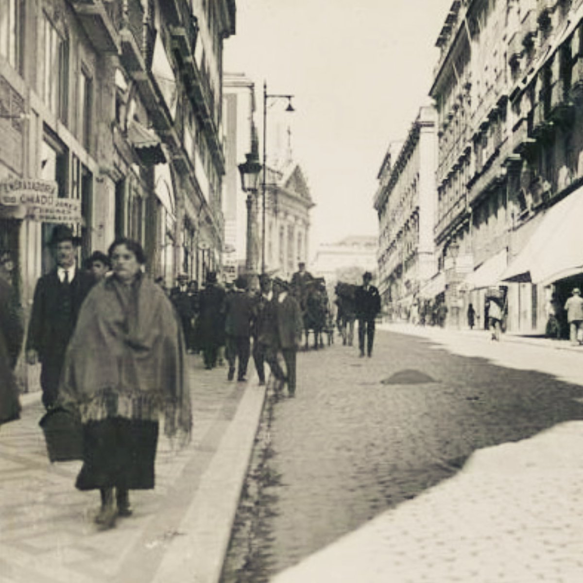 #Chiado in #Lisbon #Portugal in the #1920s
#book #LisboaDesaparecida by #MarinaTavaresDias. #booksaboutcities 
#oldphotos 
#vintage#streetstyle #urbanlifestyle