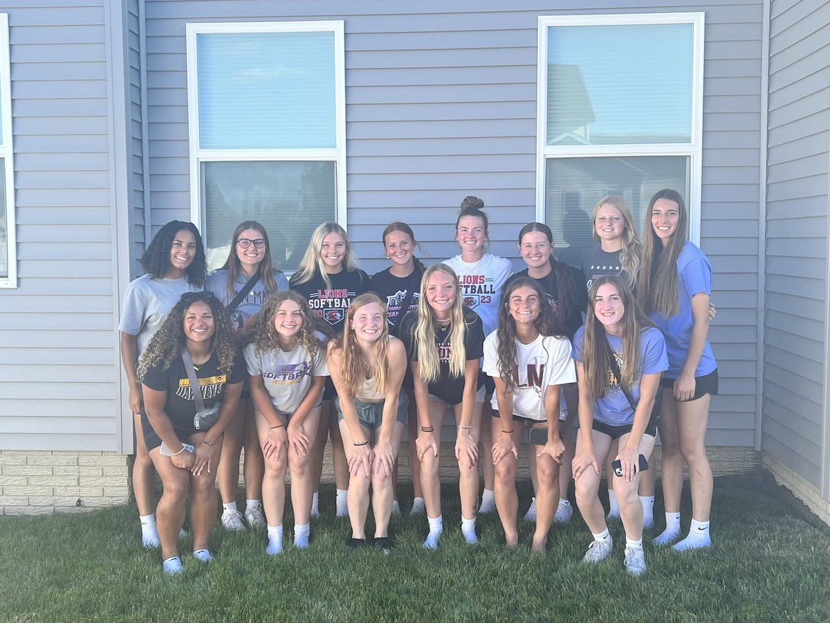 LM_Softball's tweet photo. Great night for some team bonding! Dinner, bows and softball! ❤️🖤 Ready for post season!! #DPACTD #GoLions #TEAM https://t.co/G1Ma55zajG