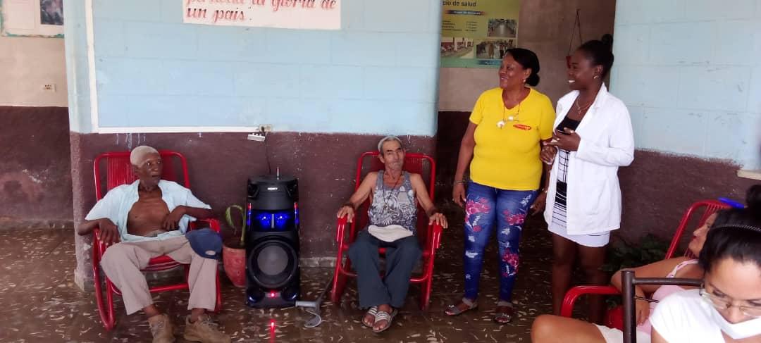 YhindraB's tweet photo. A propósito del Día Mundial de la Zoonosis, especialistas de Salud Pública de #Mariel, visitan hogar de ancianos, astillero, consultorios médicos,donde intercambian sobre el tema en cuestión:
🗣️Yaima Pérez Echeverría,jefa programa de enfermedades transmisibles de la DGeneralSalud https://t.co/E9FuH4xrkb