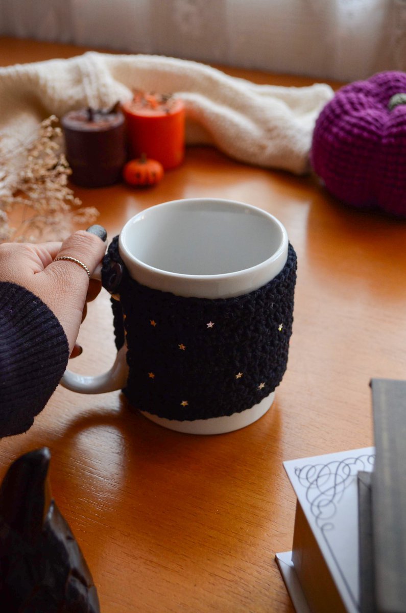 chouchoucrochet's tweet photo. mug cozies (roupinha/capinha para caneca) na vibe halloween ou (midnights/speak now)? amanhã na loja ✨ https://t.co/XVfYz6M2nK