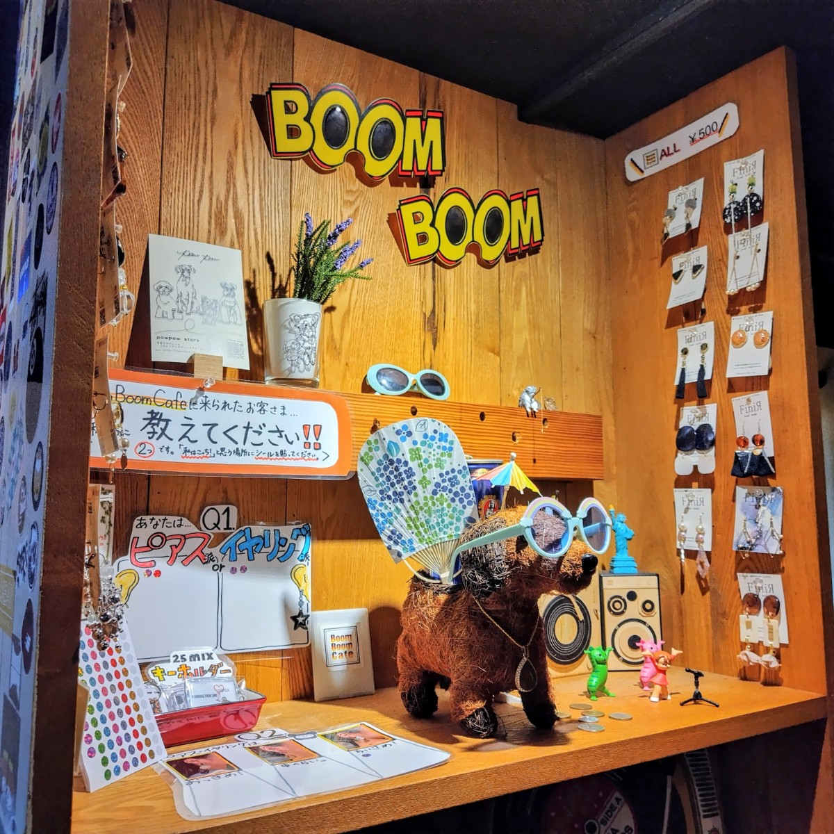 aiaiwork's tweet photo. #作業風景
昨日の６日（木）、#あいあいわーく の商品の #委託販売 先である #アメリカ村 のブンブンカフェ（#BoomBoomCafe）さんへ商品の入れ替えに行きました🔁
入れ替え前（１・２枚目）と入れ替え後（３・４枚目）で、販売ブースがこんなに変化しましたよ✨ https://t.co/X4lFfY0nM2