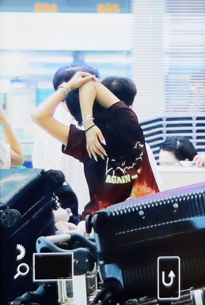 230707 ICN pre.
장시간 비행전 준비운동 우짜🥱💪🏻

#KARD #JIWOO #전지우
<a href="/KARD_Official/">KARD (카드)</a> <a href="/jeonjiwoo1004/">전지우</a>