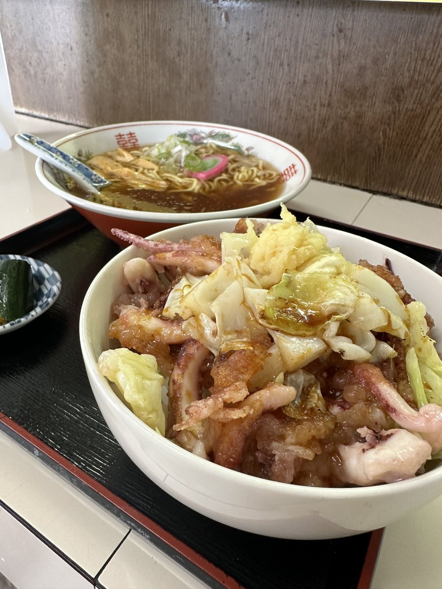 510dayo510's tweet image. 今日の遅めの朝ごはんは💡

KINGさんに教えて
もらった『ゲソ丼』の
お店！花ちゃん🤤✨

渋ううぅぅ〜〜い
店舗で…B級グルメっ！！🤩
って感じでしたーw

お味は…
好みが有るかな？！😎w

#旭川
#花ちゃん