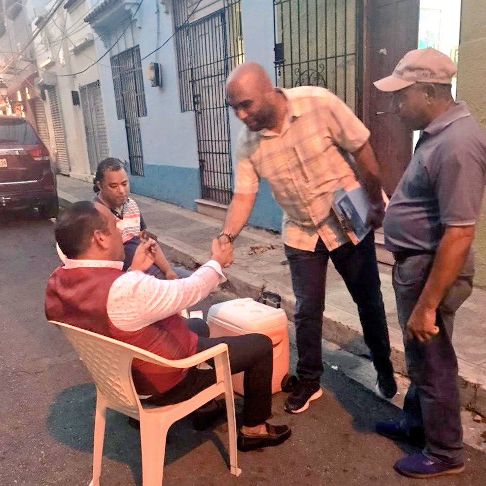 VictorAponteRD's tweet photo. Hoy llevamos la jornada de recolección de firmas a favor de una #CapitalAmigable a Ciudad Nueva y la Zona Colonial, dónde escúchanos a la gente y les compartimos nuestras propuestas.
#VictorRegidor #VA24
#CiudadNueva #ZonaColonial https://t.co/AoyxdNDB5M