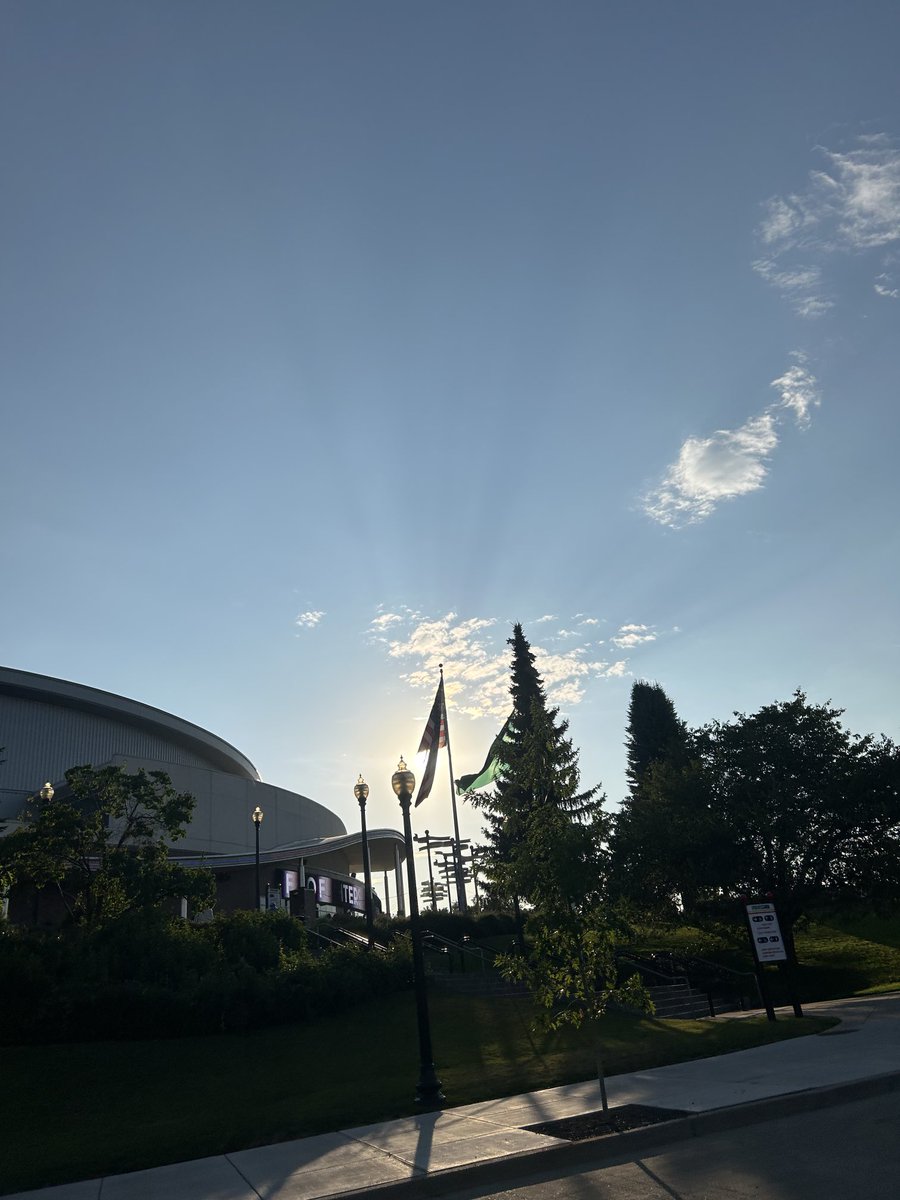 spacyhere's tweet photo. Such a nice day outside to go inside for a concert, but OK #Alabama #MarshallTuckerBand #SpokaneArena https://t.co/BgE3sJ3JHw