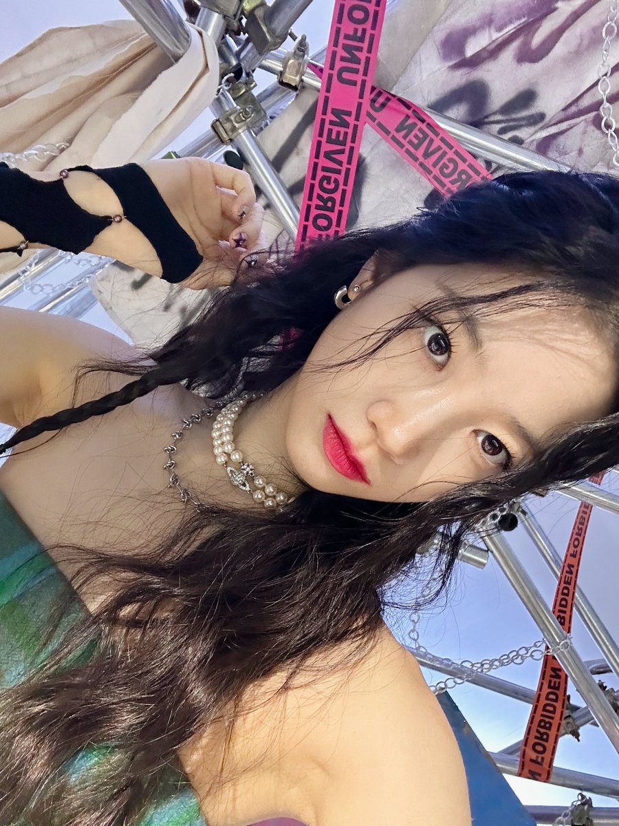 ルセラフィム LESSERAFIM ラキドロ カズハ 250508 LE SSERAFIM x Crocs 💛 金髮太帥了🥺🥺🥺 / 𝒎𝒐𝒓𝒆