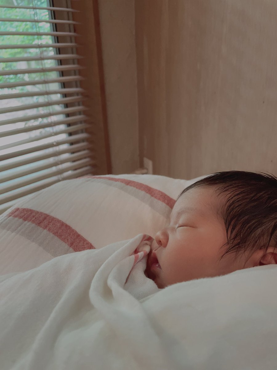nao_editor's tweet image. 6/30無事に女の子が誕生しました🥰

家族全員で迎えたお産は
幸せで満たされた空間でした🥰
長男が手を握り
ママ、赤ちゃん、がんばれ！って。
2歳の次男はお腹にちゅってして
赤ちゃぁん！って☺️

命を生み出すのは命懸けなんだ…と
涙を浮かべた長男の顔。
何もかも忘れられない瞬間。

ありがとう。