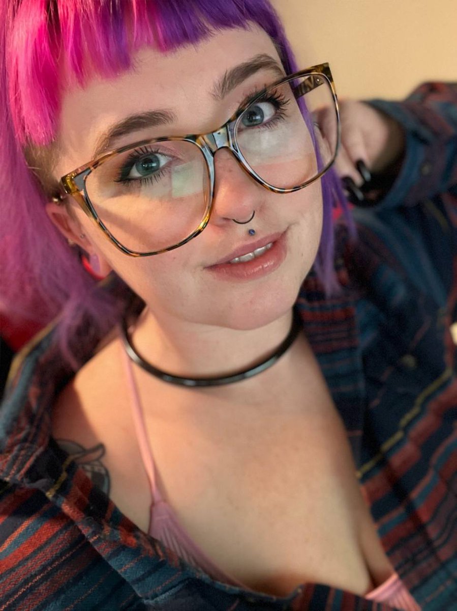 dabbinbeebs's tweet image. If you 💜 glasses, retweet this 🥰