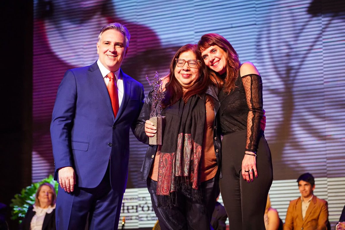 miguelsiciliano's tweet photo. 👉Este premio es el reconocimiento a todas esas personas que día a día hacen de Córdoba, un lugar mejor para vivir. Esas personas que nos hacen sentir orgullo de ser cordobeses.🫶

🙌A tod@s los distinguid@s hoy, en el aniversario 450 de la ciudad, felicitaciones!❤️‍🩹 https://t.co/a1br2X25i7