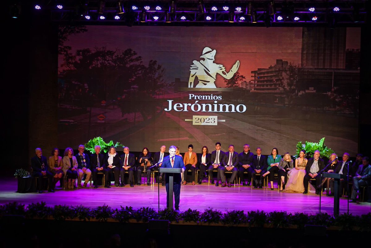 miguelsiciliano's tweet photo. PREMIOS JERÓNIMO 2023!🏅

Junto a @MartinLlaryora y el equipo de @MuniCba hoy volvimos al renovado #TeatroComedia para una nueva edición de los premios Jerónimo, reconociendo a las personas destacadas de nuestra querida ciudad.

Estos premios, son mucho más que una distinción 👇 https://t.co/k0EPqvRdmU