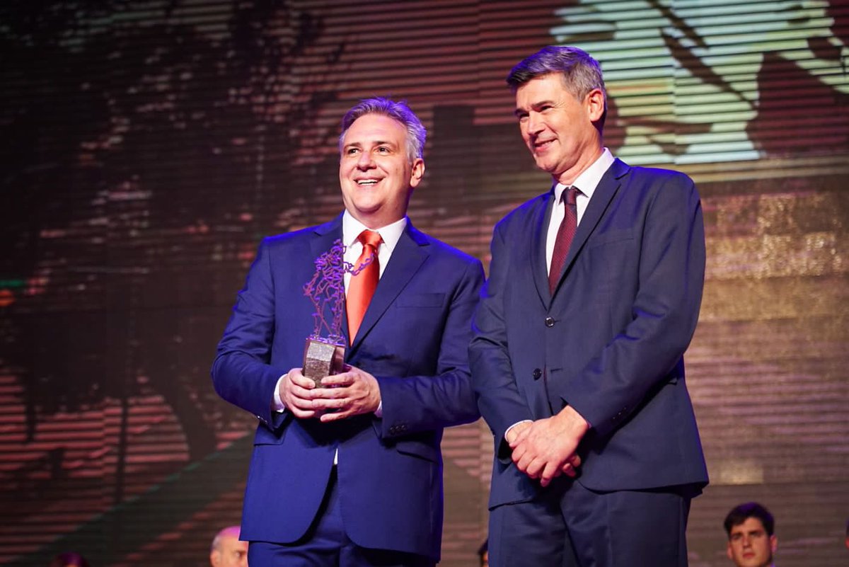 miguelsiciliano's tweet photo. PREMIOS JERÓNIMO 2023!🏅

Junto a @MartinLlaryora y el equipo de @MuniCba hoy volvimos al renovado #TeatroComedia para una nueva edición de los premios Jerónimo, reconociendo a las personas destacadas de nuestra querida ciudad.

Estos premios, son mucho más que una distinción 👇 https://t.co/k0EPqvRdmU
