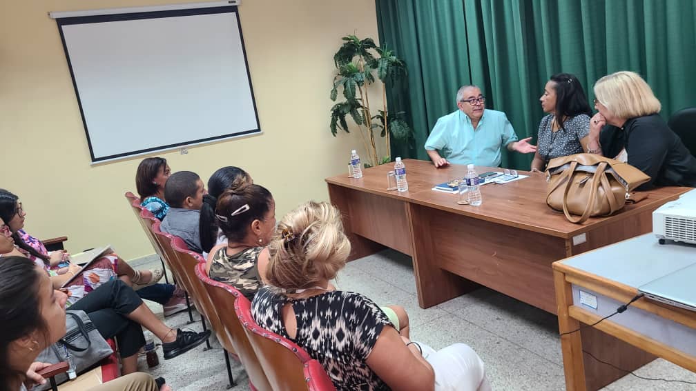 OrberaNiurka's tweet photo. Importante y aportador intercambio del SNTECD y estudiantes del ISDI con Demetrio Hernández, Secretario Gral del Movimiento Izquierda Revolucionario de Chile y además profesor
@UlisesGuilarte
@CubaCentral https://t.co/yJeNKQFv0I