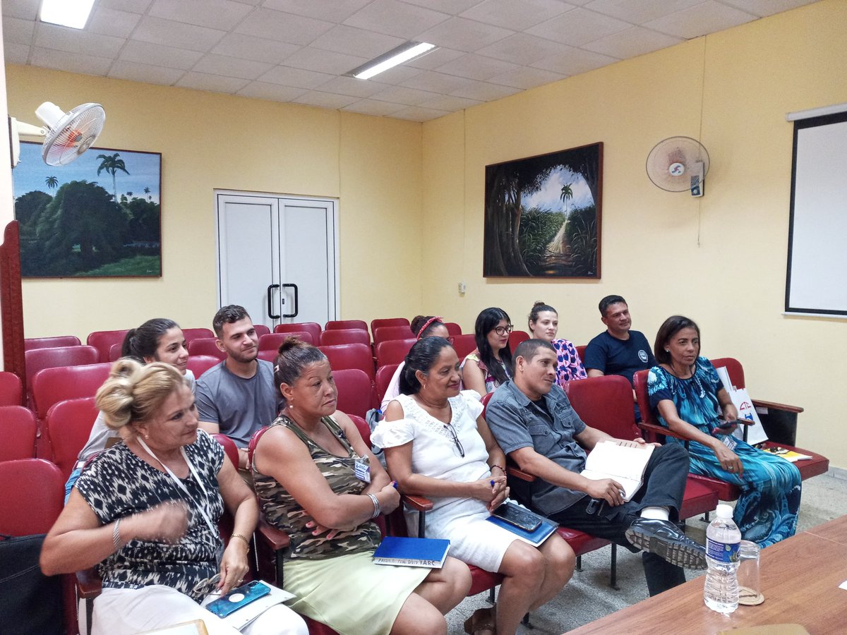 OrberaNiurka's tweet photo. Importante y aportador intercambio del SNTECD y estudiantes del ISDI con Demetrio Hernández, Secretario Gral del Movimiento Izquierda Revolucionario de Chile y además profesor
@UlisesGuilarte
@CubaCentral https://t.co/yJeNKQFv0I