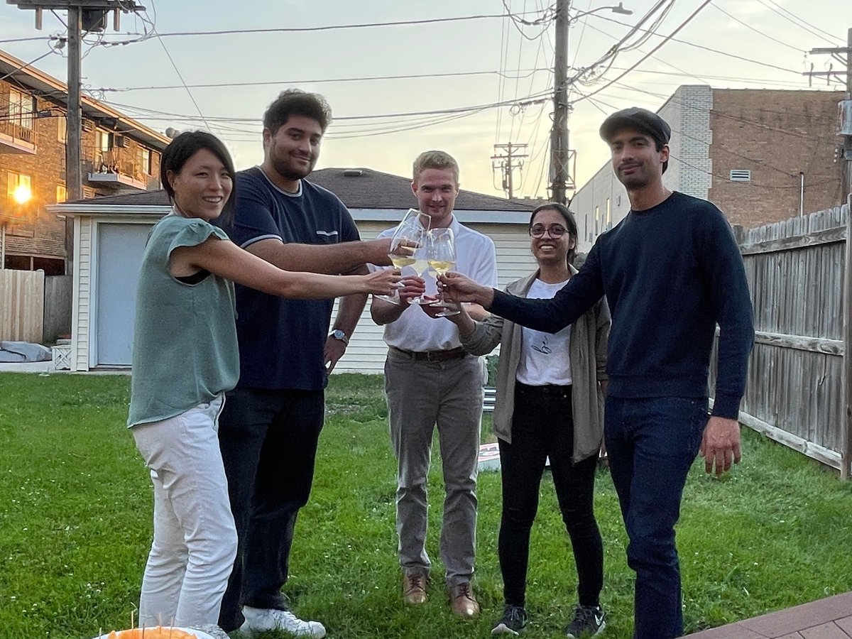 GraceKMuller's tweet photo. Last summer, my chair @ToniPak1 welcomed me to @LoyolaCaMP with a bottle of 🍾.
I popped it open today, to celebrate these folks at the 1st #MullerLab summer gathering, and the fundable score on the lab’s 1st #R01.
What.A.Year.
@LoyolaChicago #newPI @Momademia https://t.co/FWjMawHOjm