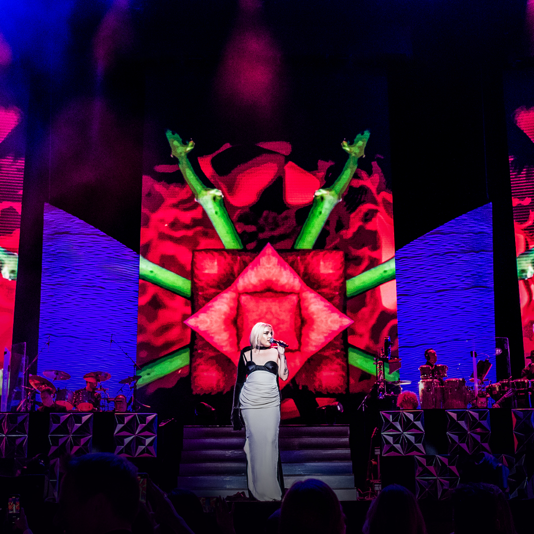 Elena Rose, a beacon of emerging talent, graced the stage and black carpet of the #LatinSongwritersHallOfFame / #LAMUSAAWARDS. With the La Musa Elena Casals award at our 10th anniversary, she represents the vibrant future of Latin music. Congrats, Elena! #LaMusaElenaCasalsAward