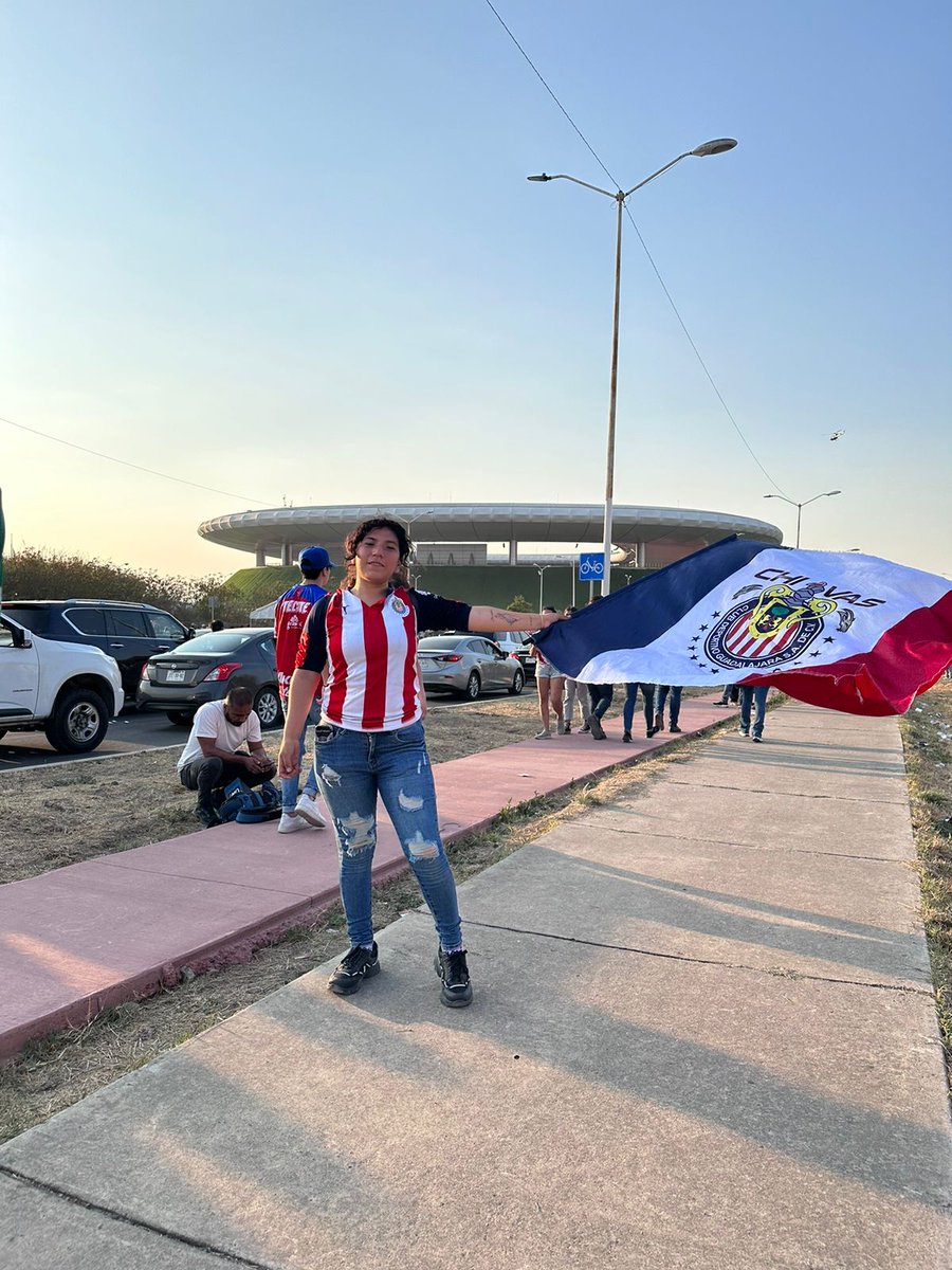demonsitharamos's tweet photo. @Chivas #EsPorChivas Quiero Ir A Ver Al Rebaño En Su Primer Partido Como Local Amo Tanto A Este Equipo Que Fui A La Final Aunque No Conseguí Boletos Pero Estuve Afuera Apoyándolo 🥹❤️ https://t.co/PNdDdwoR5f