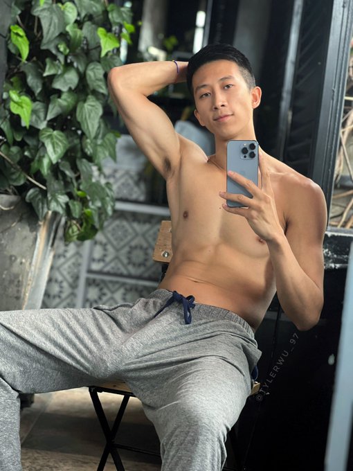 Who&rsquo;s going out in NYC this Friday? 👀 I&rsquo;m going to be at Vers in Hell&rsquo;s Kitchen all night!  PS thank