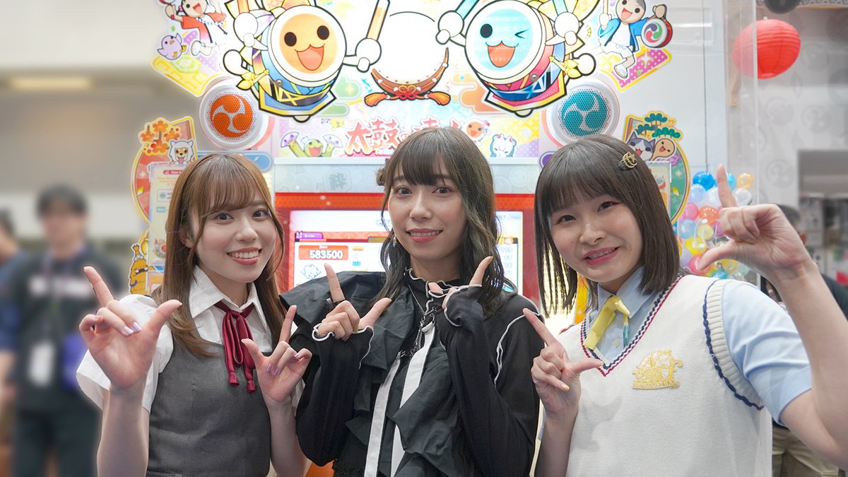 LoveLive_staff's tweet image. We played "Taiko no Tatsujin Nijiro ver." at Anime Expo 2023 in LosAngeles 💪 It was a lot of fun 💖🌟.
The 3 of us played Love Live! series songs!

Taiko no Tatsujin was very popular in L.A.💛
 
We will continue to support the Love Live! series with Taiko no Tatsujin 💪💖.

#AX…