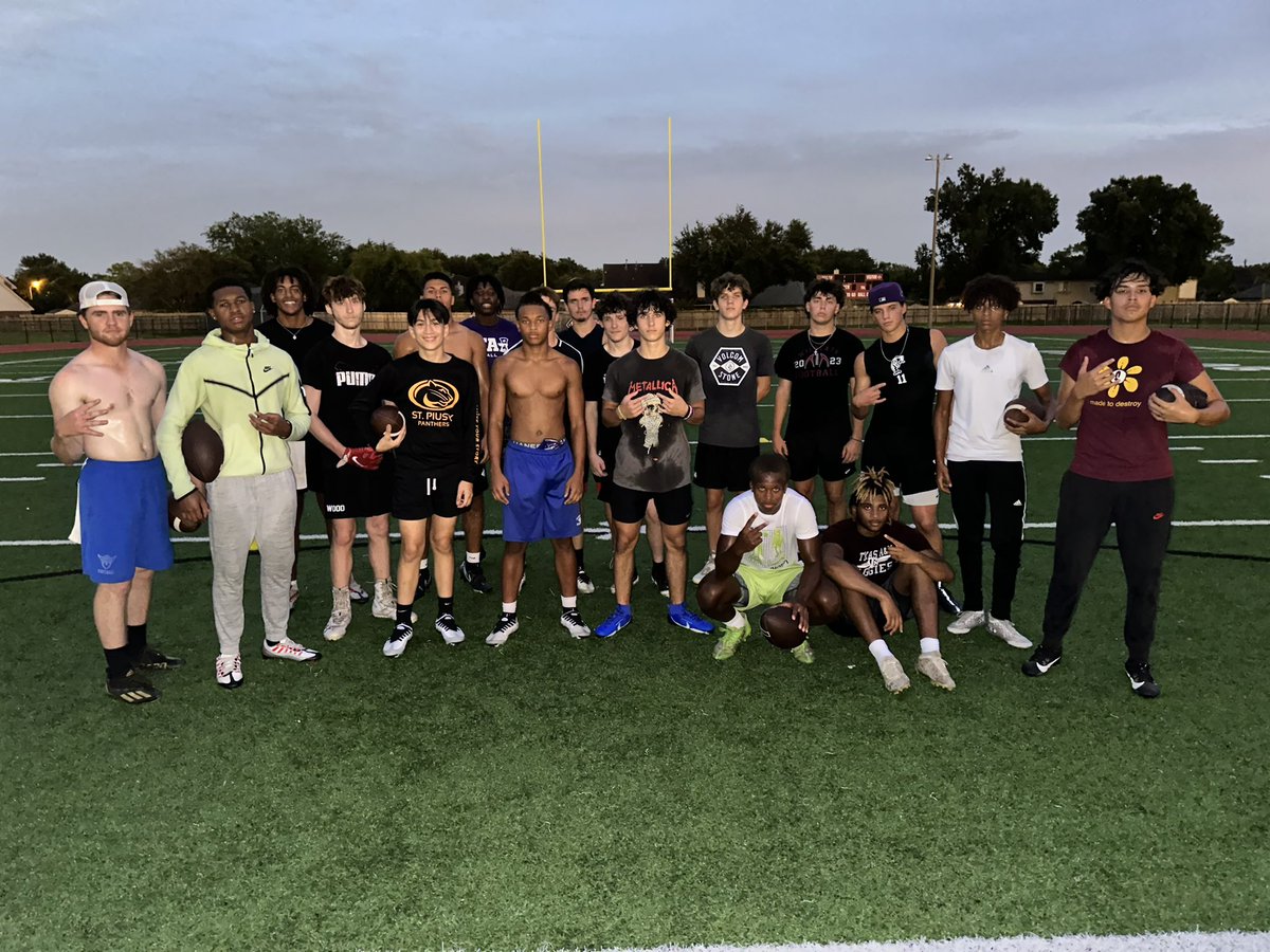 coachp_3cpa's tweet image. Elite Mindset: Leave your feelings outside them white lines and go to WORK! @OfficialB_Owens #NobodyCaresWorkHarder