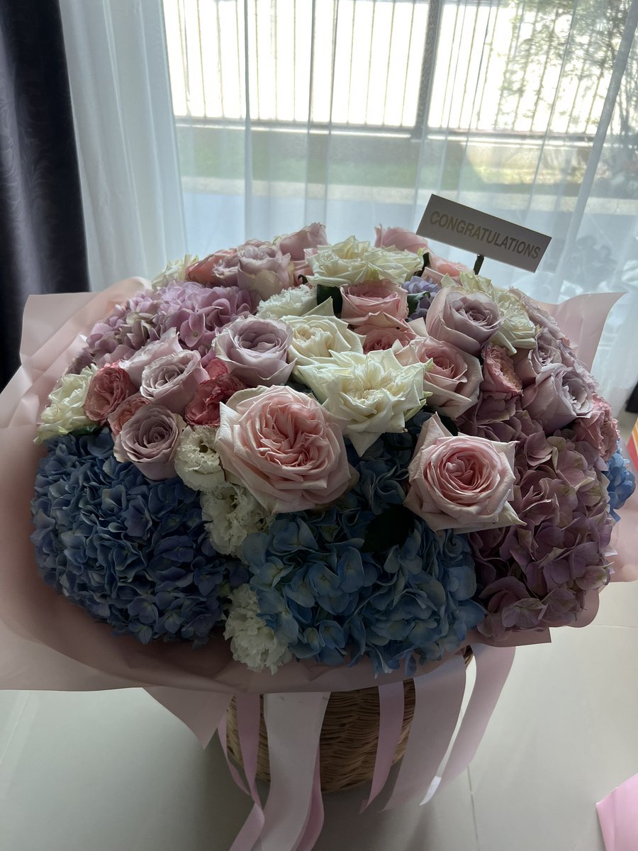 MonkiiPP's tweet photo. หาแจกัน���าใส่ได้ซักที แต่จะตั้งตรงไหนนี่สิ #หมอนอิง1stSingleByNuNew #NuNew 
#NanaNu https://t.co/XnA5df0maT