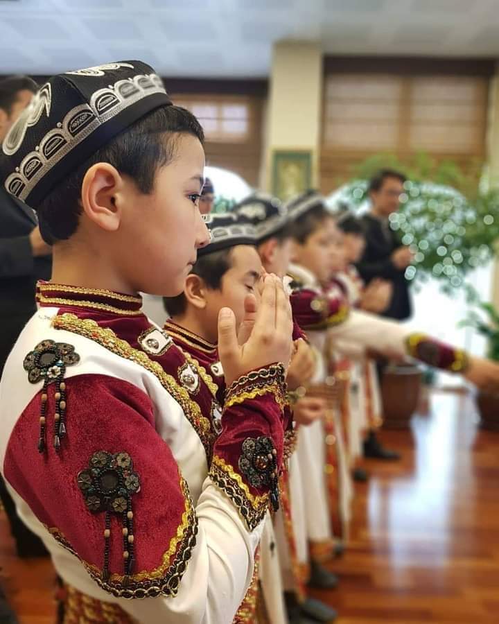 Bir sabah ağarırken tan,
âzâd olsun artık Doğu Türkistan.
