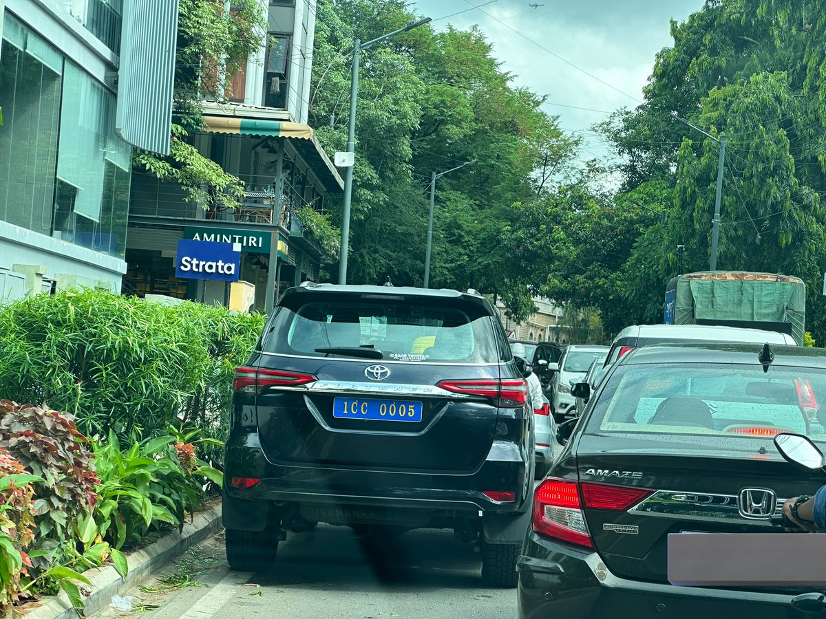 vinaynj's tweet photo. @blrcitytraffic Vehicle parked on church street on 6/7/2023 at 3pm. Blocked entire traffic for about 30min https://t.co/wVlR6fvt10