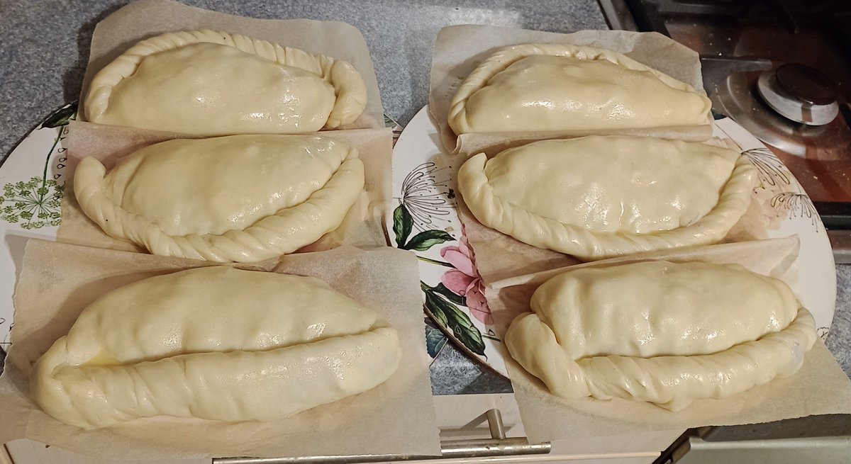 pmh's tweet photo. #PrazeFairShow classes 30&31: Pasty and Pasty (Gentleman only). I've somehow managed to crimp the straight side of one of them, but that's the point of making extra; I can choose the two which came out the best #TwitterBakeAlong #ShowUsYourBakes @thebakingnanna1 @rob https://t.co/XuMOZKQ2Jx