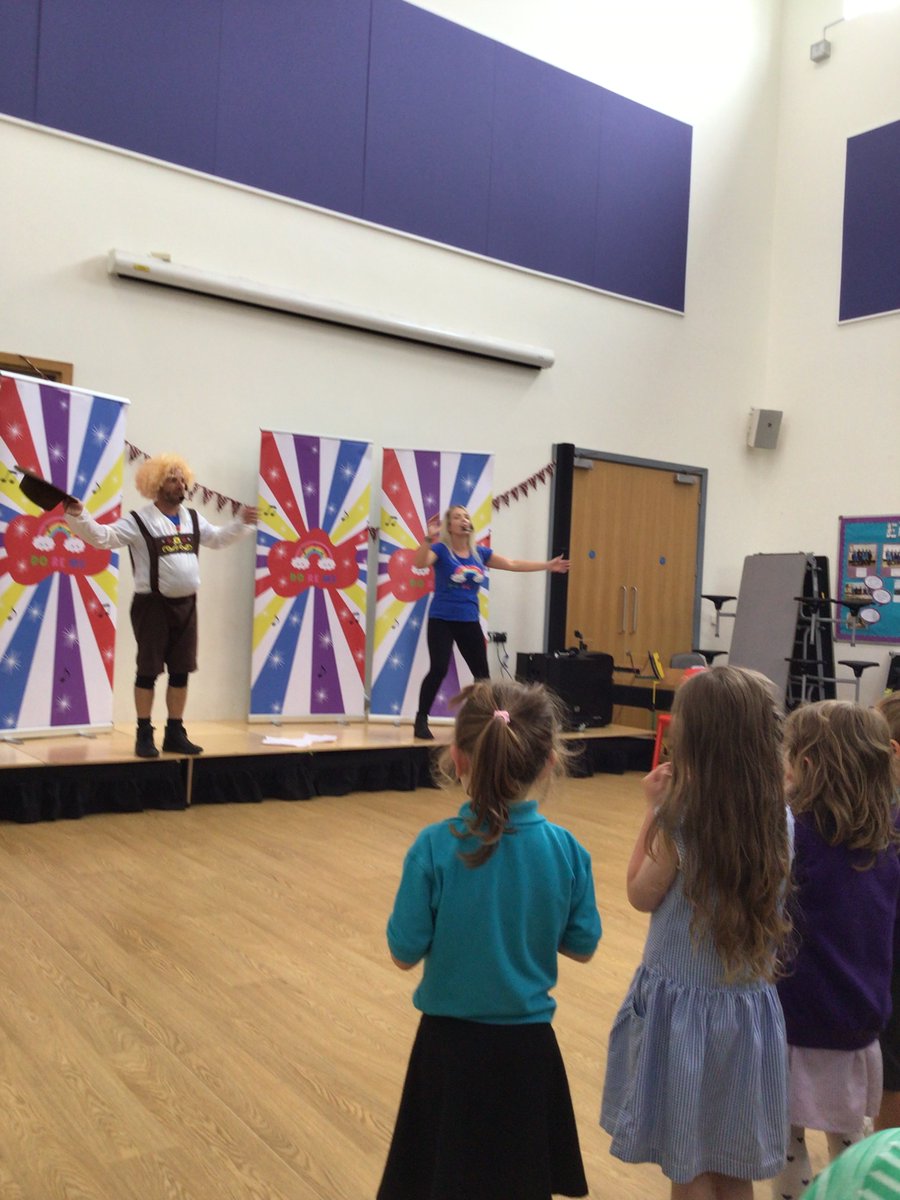 CarregHirfaen's tweet photo. Plant yr ysgol gyfan yn mwynhau canu a dawnsio yn Sioe Do Re Mi. Diolch yn fawr iโr P.Rh.A ac am eu cyfraniad at y sioe. #doremicanu
#SawelCH #CrwysCH #HathrenCH @CaioCH #RhosCH #FanaCH #ymaacacwCH https://t.co/YYab93bzet